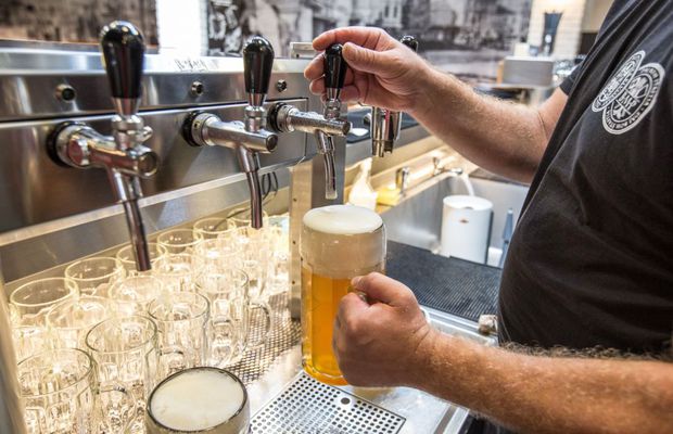 Noroc, „tricolorilor”! Am vizitat cea mai veche berărie din Bratislava, chiar lângă hotelul echipei naționale