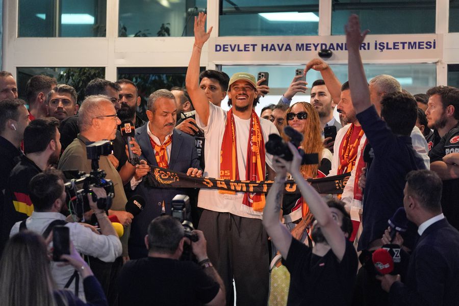 Leroy Sane a avut parte de o primire spectaculoasă la Istanbul // FOTO: Imago Images Legenda lui Galatasaray îl avertizează pe Sane: „În acest moment e starul echipei, dar asta se poate schimba rapid”