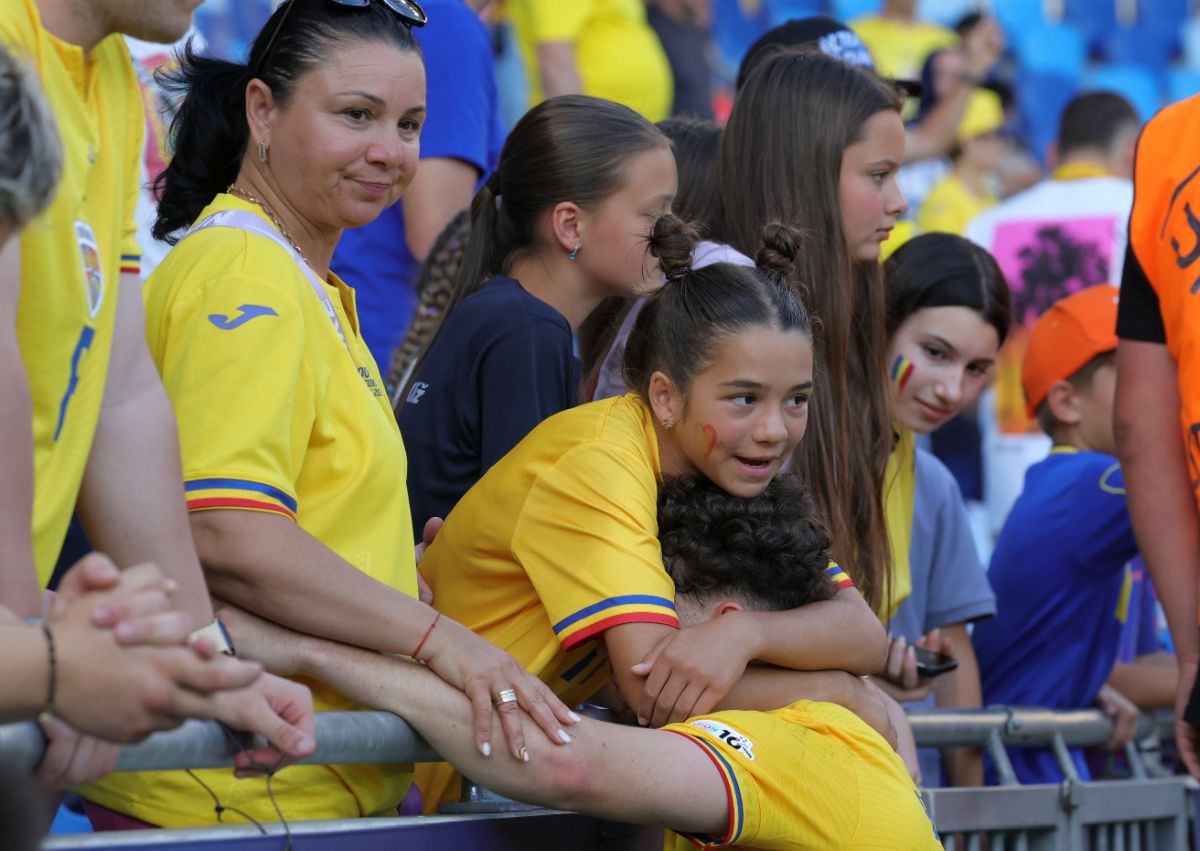 Imaginile turneului?! „Tricolorul” consolat de toată familia după înfrângerea României U21 cu Spania: scene emoționante surprinse de reporterii GSP