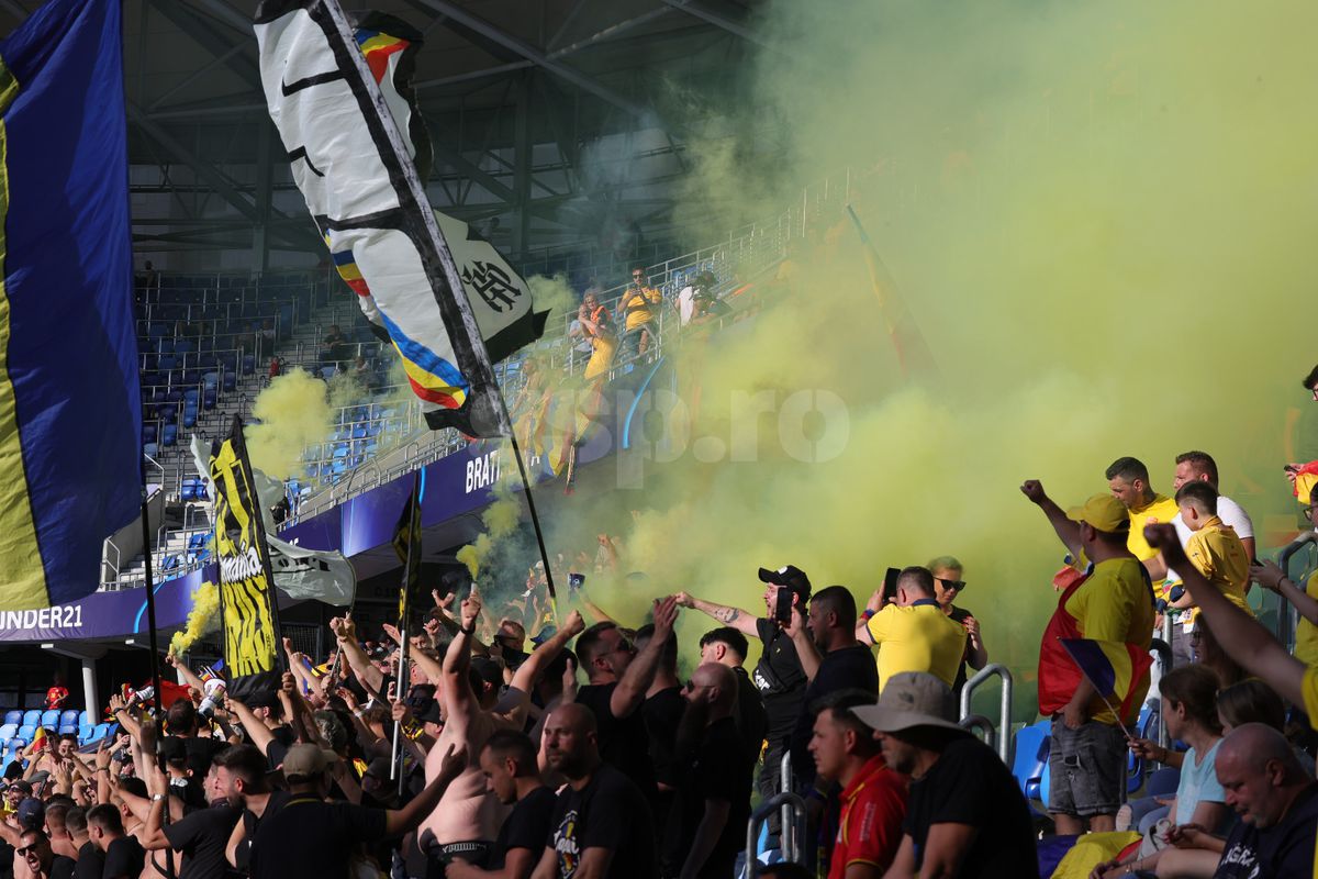 Au „colorat” stadionul din Bratislava! Ultrașii de la „Uniți sub tricolor”, show cu zeci de fumigene la meciul cu Spania
