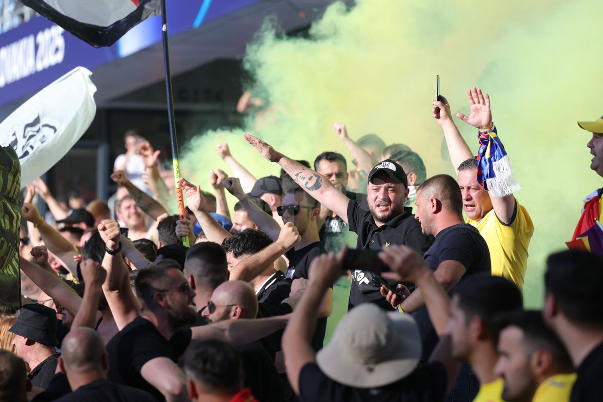 Au „colorat” stadionul din Bratislava! Ultrașii de la „Uniți sub tricolor”, show cu zeci de fumigene la meciul cu Spania