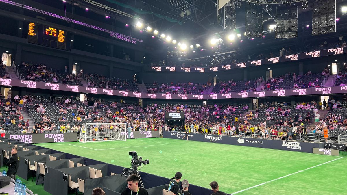 „Invitați-mă înapoi!” » La câteva ore după ce a jucat cu Adriano, Mutu și Sneijder la Cluj, Ronaldinho i-a descris pe români în 6 cuvinte