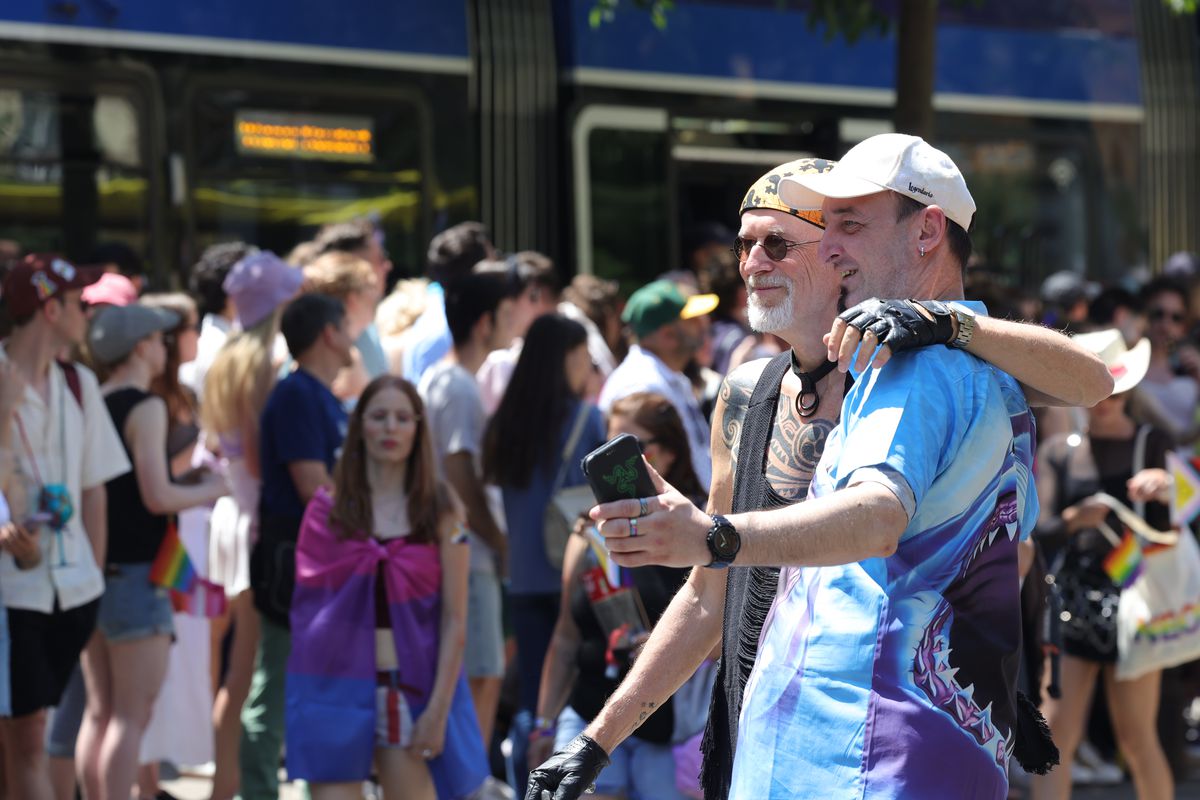 Gigi, unde e agheasma? Am asistat la Pride Vienna, unde am văzut oameni-câini, bărbați acoperiți doar cu... o șosetă, copii și mii de oameni în vestimentații excentrice