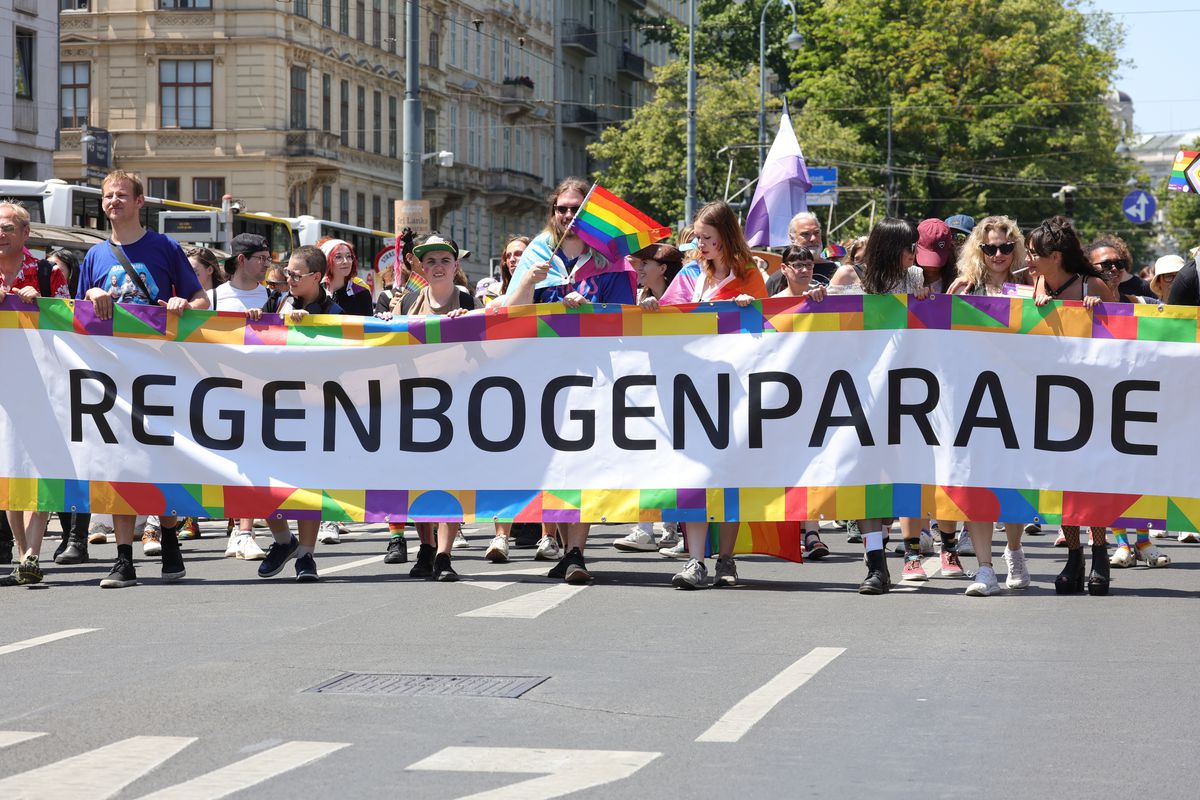Gigi, unde e agheasma? Am asistat la Pride Vienna, unde am văzut oameni-câini, bărbați acoperiți doar cu... o șosetă, copii și mii de oameni în vestimentații excentrice