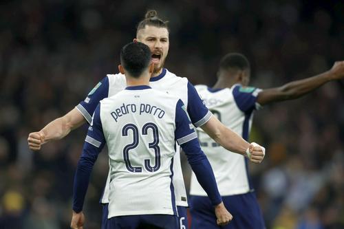 Pedro Porro și Radu Drăgușin, colegi la Tottenham / Foto: Imago Images