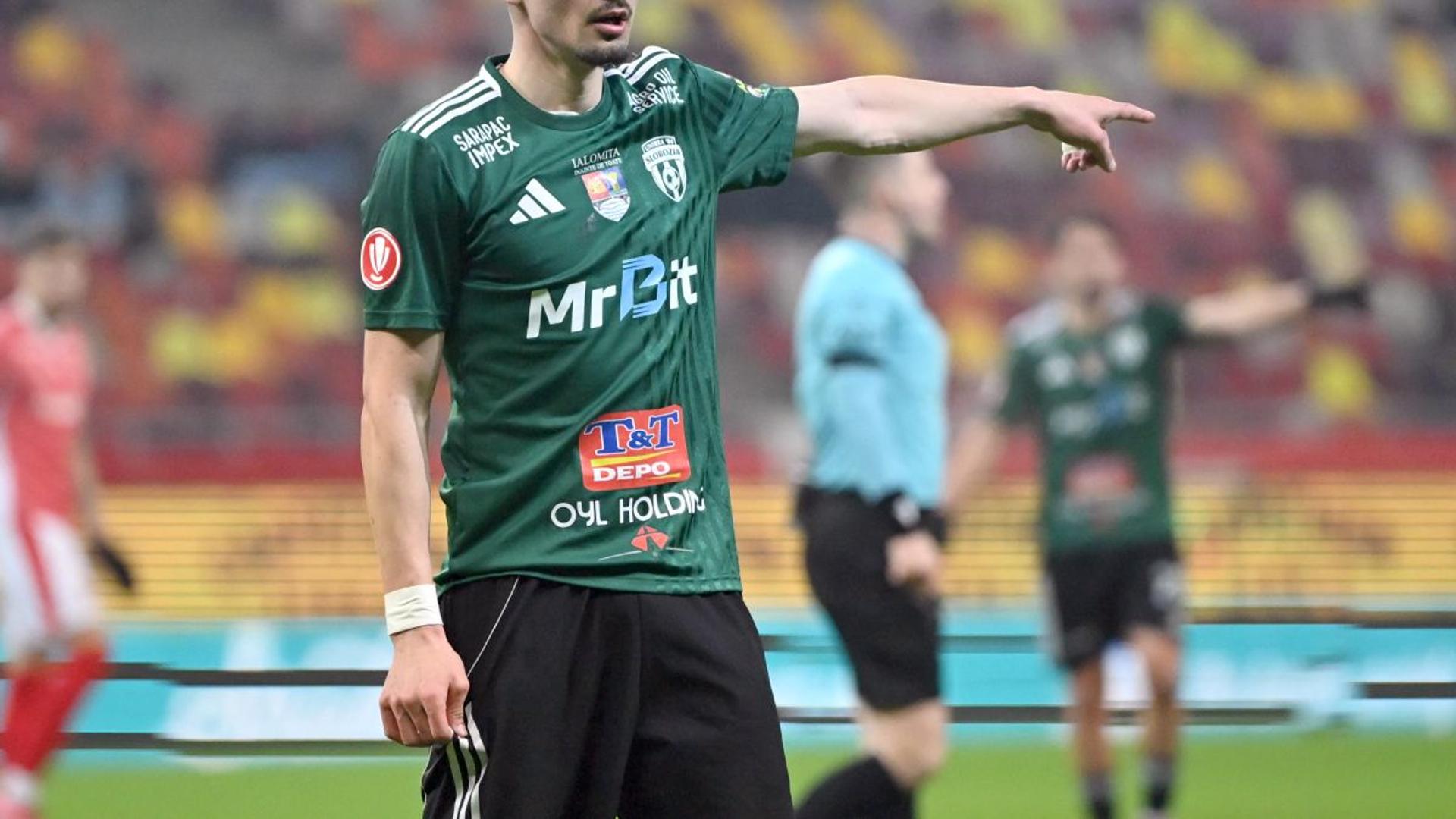Andrei Dorobanțu în tricoul UTA Arad pe teren, pregătit pentru debutul ca împrumut fotbalist în Superliga | sursa foto: Gazeta Sporturilor