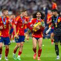 Marc Cucurella (cu trofeul în mână) merge la Real Madrid  // foto: Imago Images