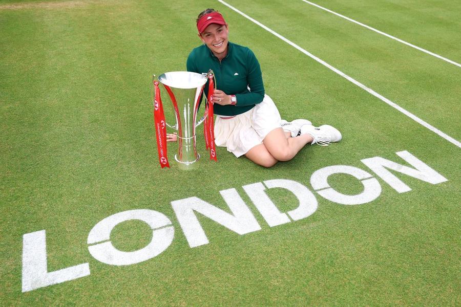 Donna Vekic cu trofeul de la Queen's Foto: X/HSBC Championships Emma Răducanu, învinsă în turneul de la Queen’s de o specialistă a ierbii, venită din calificări