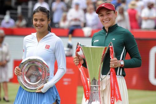 Emma Răducanu și Donna Vekic cu trofeele după finala de la Queen’s Foto: Imago Images