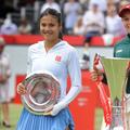 Emma Răducanu și Donna Vekic cu trofeele după finala de la Queen’s Foto: Imago Images