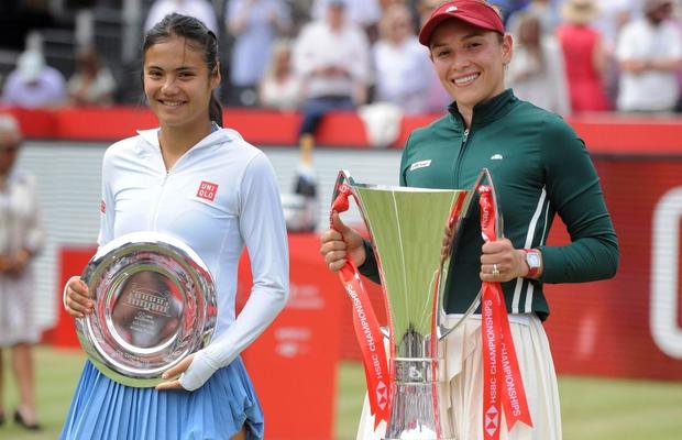 Emma Răducanu, învinsă în turneul de la Queen’s de o specialistă a ierbii, venită din calificări