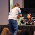 Un jurnalist le-a oferit Simonei Halep și Elinei Svitolina un trandafir la conferința de presă/Foto: Sports Festival