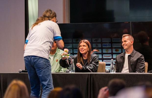 Sărutări, trandafiri și „Slava Ukraini” » Scene inedite la Cluj, în conferința de la evenimentul de retragere al Simonei Halep