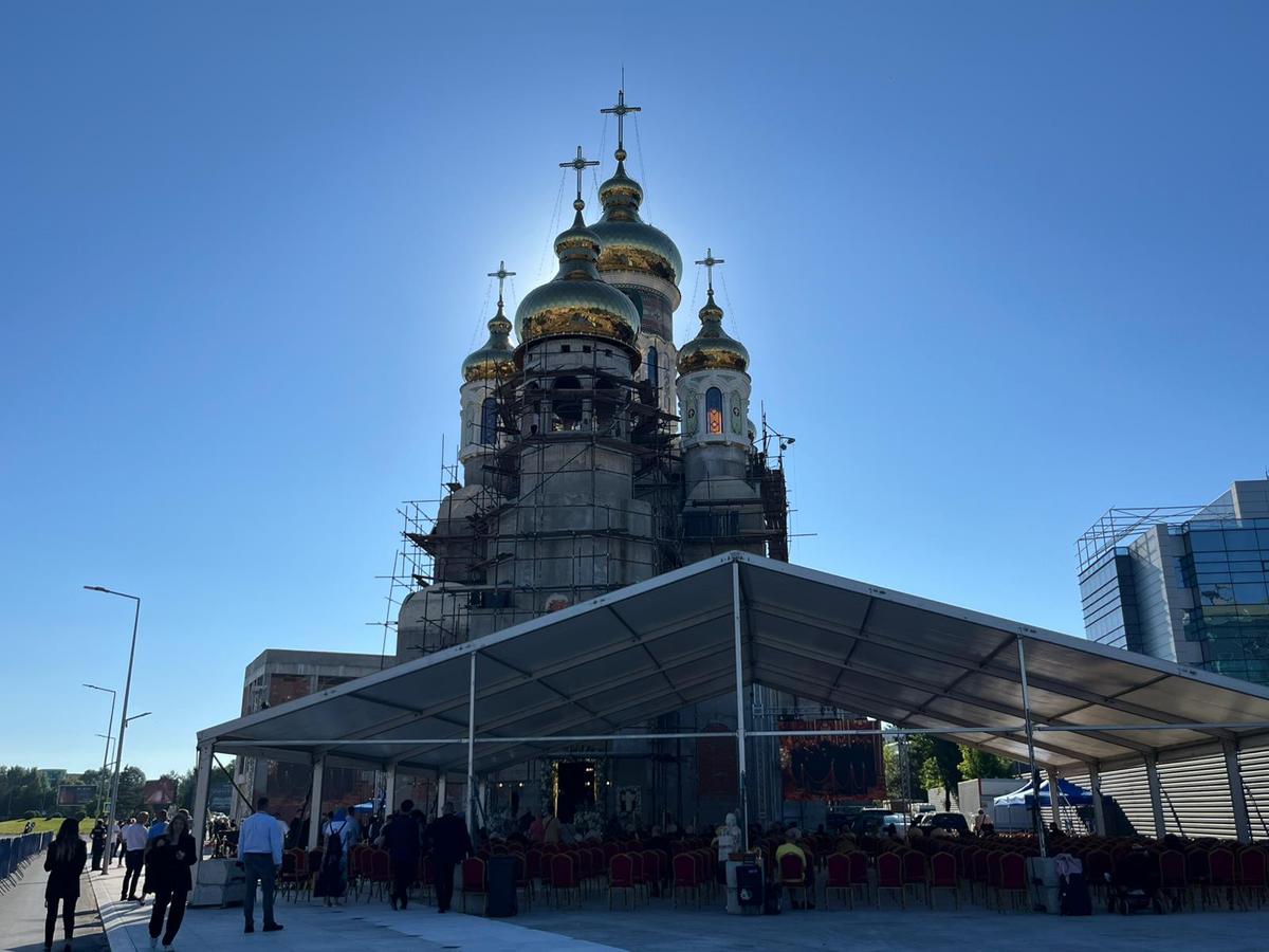 Biserica de 10 de milioane de euro a lui Gigi Becali a fost sfințită! Cum și-a făcut apariția soția lui + cele mai tari imagini