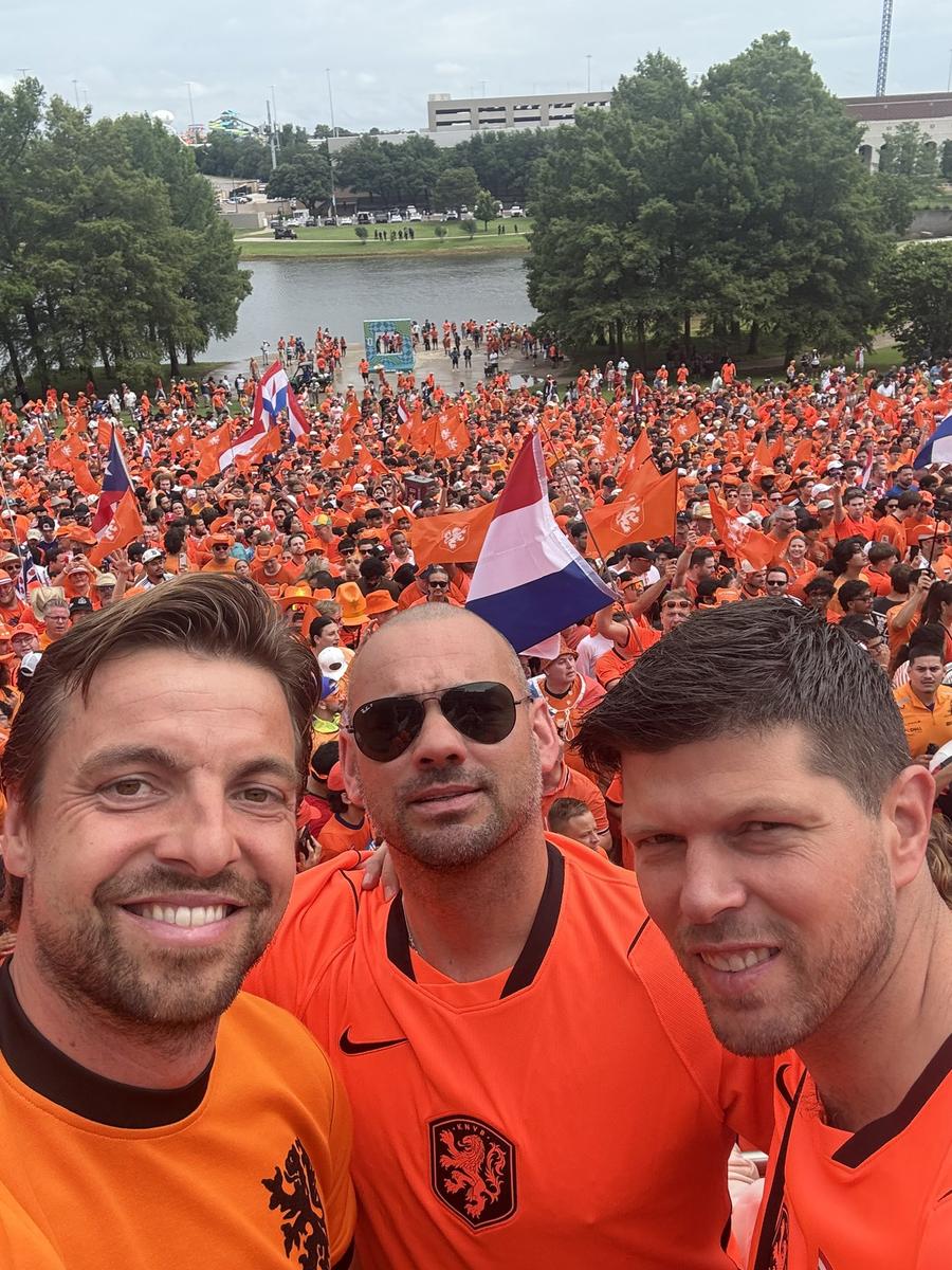 Krul, Sneijder și Huntelaar au ieșit alături de suporterii Olandei înaintea meciului Echipe de start la Olanda - Japonia, reîntâlnire după 16 ani la Mondial