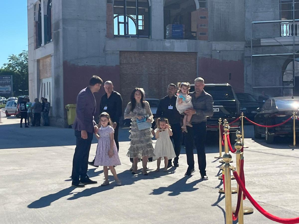 Biserica de 10 de milioane de euro a lui Gigi Becali a fost sfințită! Cum și-a făcut apariția soția lui + cele mai tari imagini