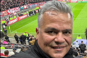 Ce legături are cu sportul Adrian Veștea, noul premier desemnat: s-a pozat cu bannerul PCH în spate și a numit-o „Steaua” pe FCSB
