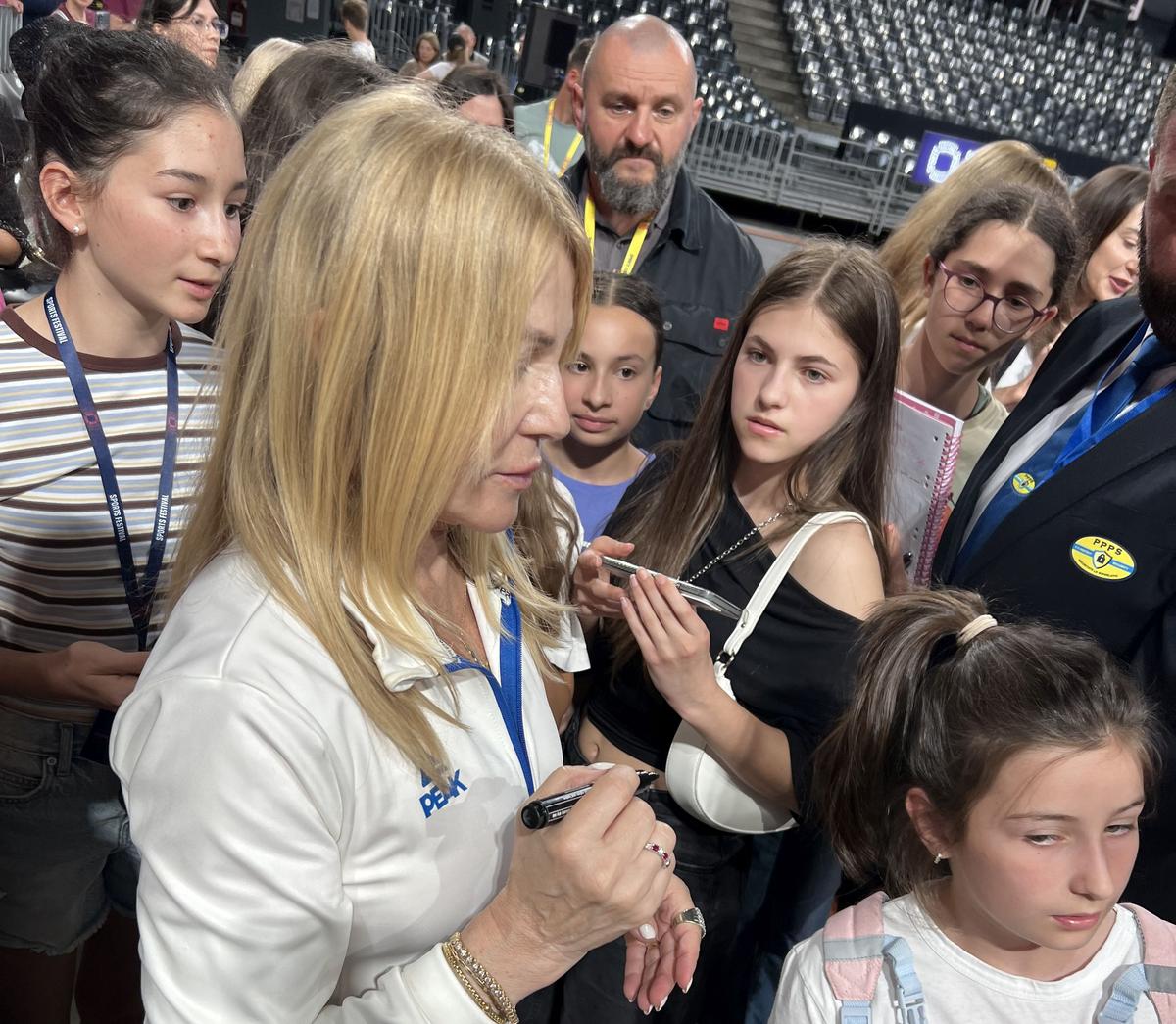 Nadia Comăneci a invitat un copil pe scenă și a început să-i pună întrebări: „Cum ți-ai găsit pasiunea?”