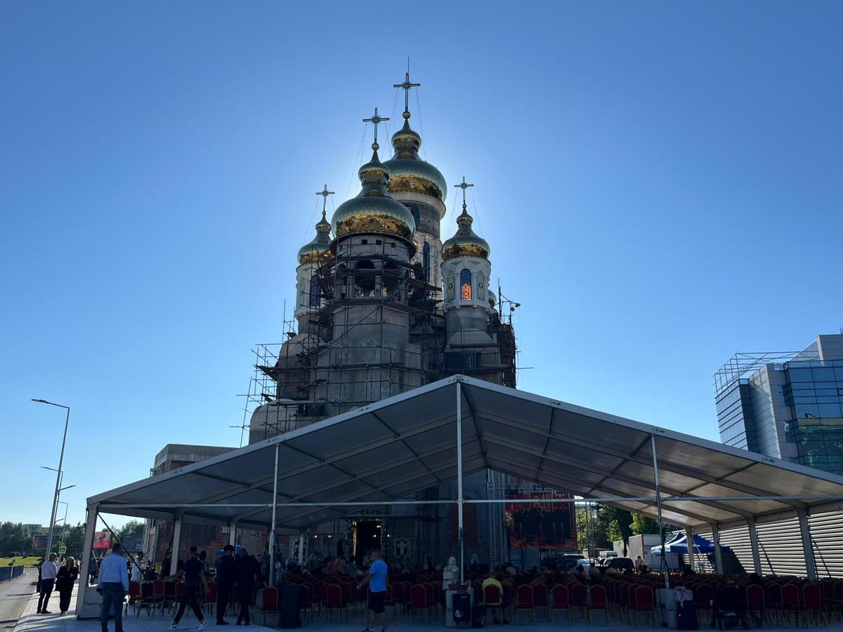 Biserica de 10 de milioane de euro a lui Gigi Becali a fost sfințită! Cum și-a făcut apariția soția lui + cele mai tari imagini