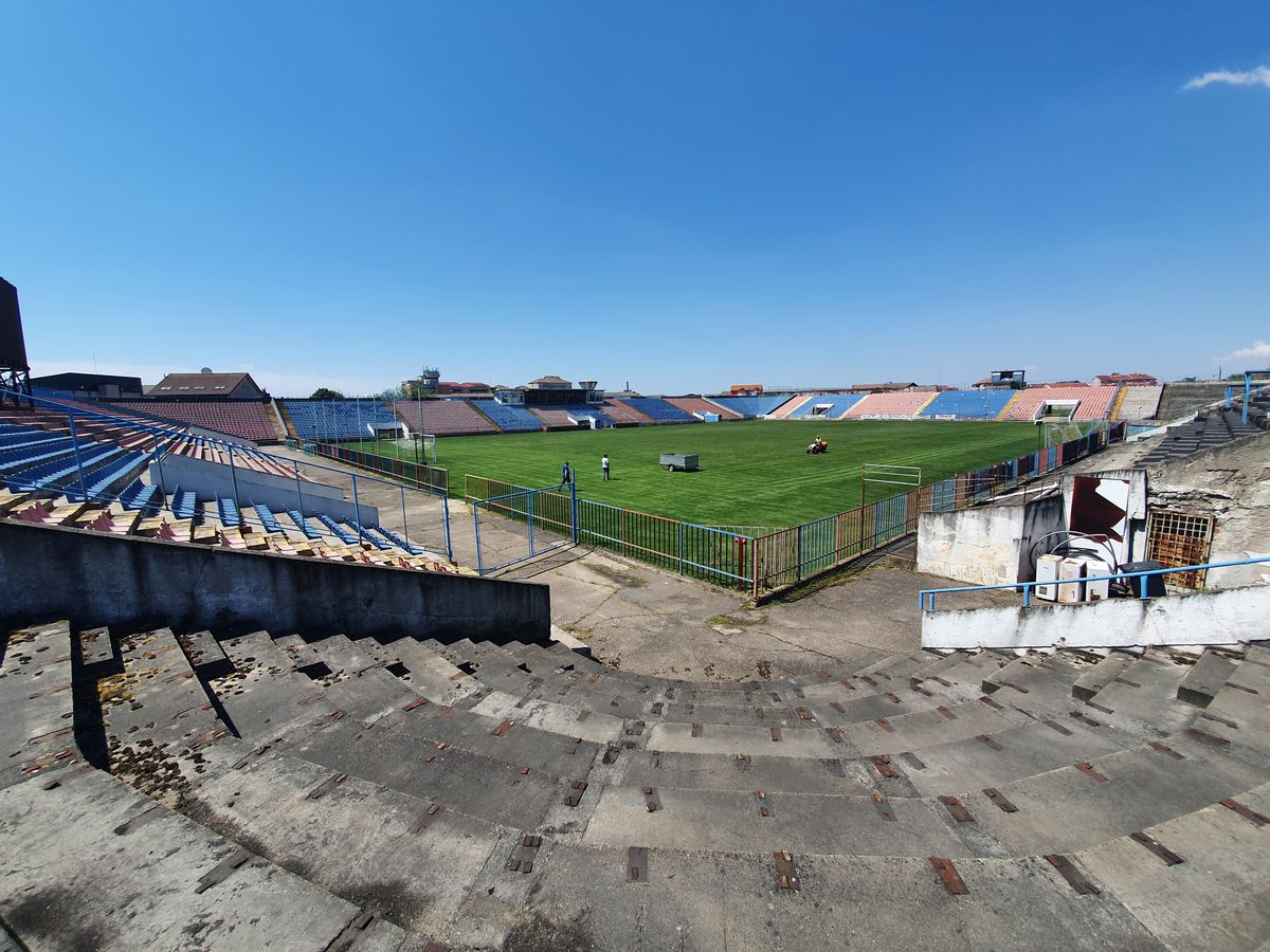 Trecutul cenușiu și prezentul colorat » Reportaj GSP la Oradea: „cade” vechiul stadion, va fi ridicat unul modern