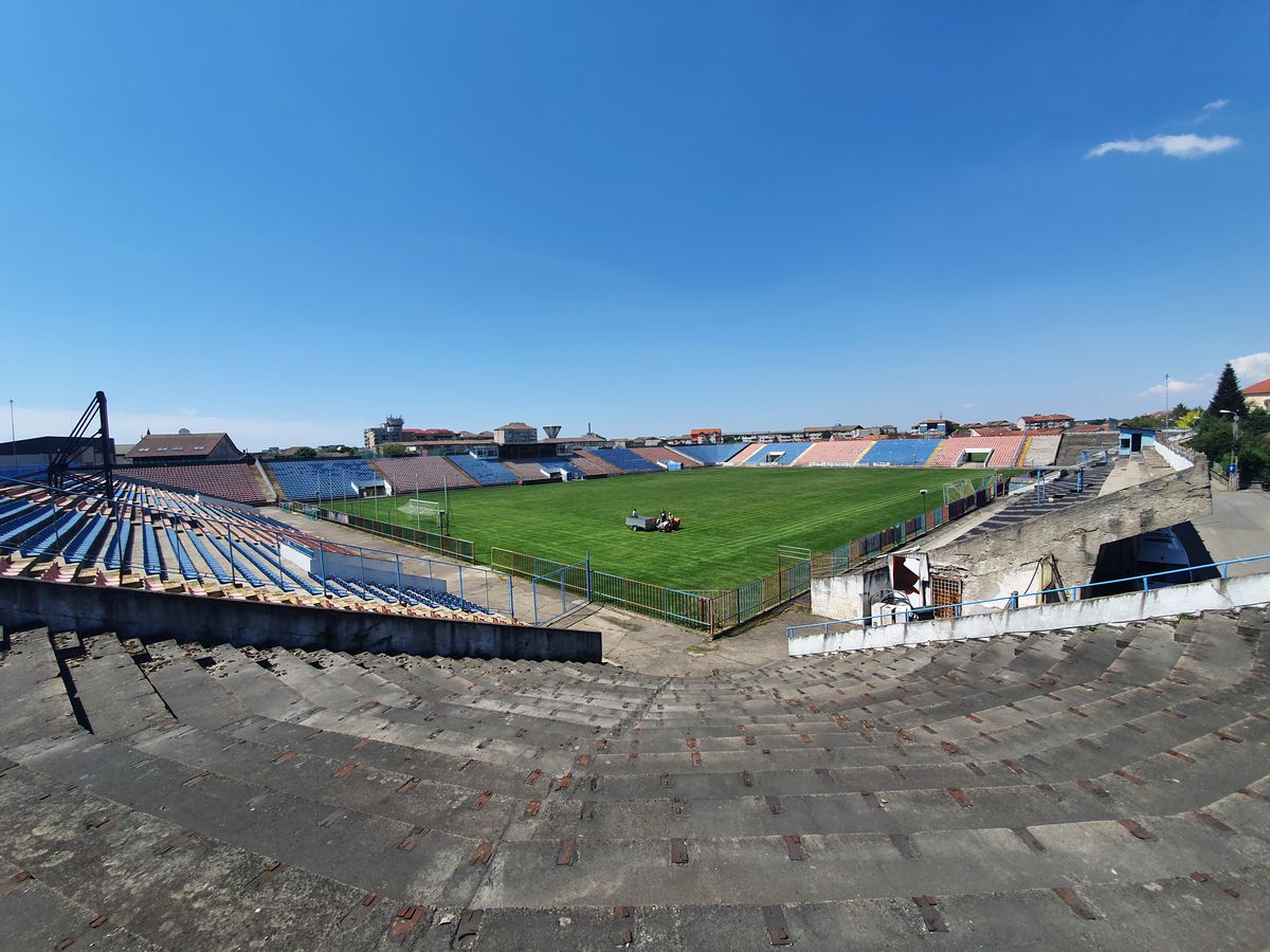 Trecutul cenușiu și prezentul colorat » Reportaj GSP la Oradea: „cade” vechiul stadion, va fi ridicat unul modern