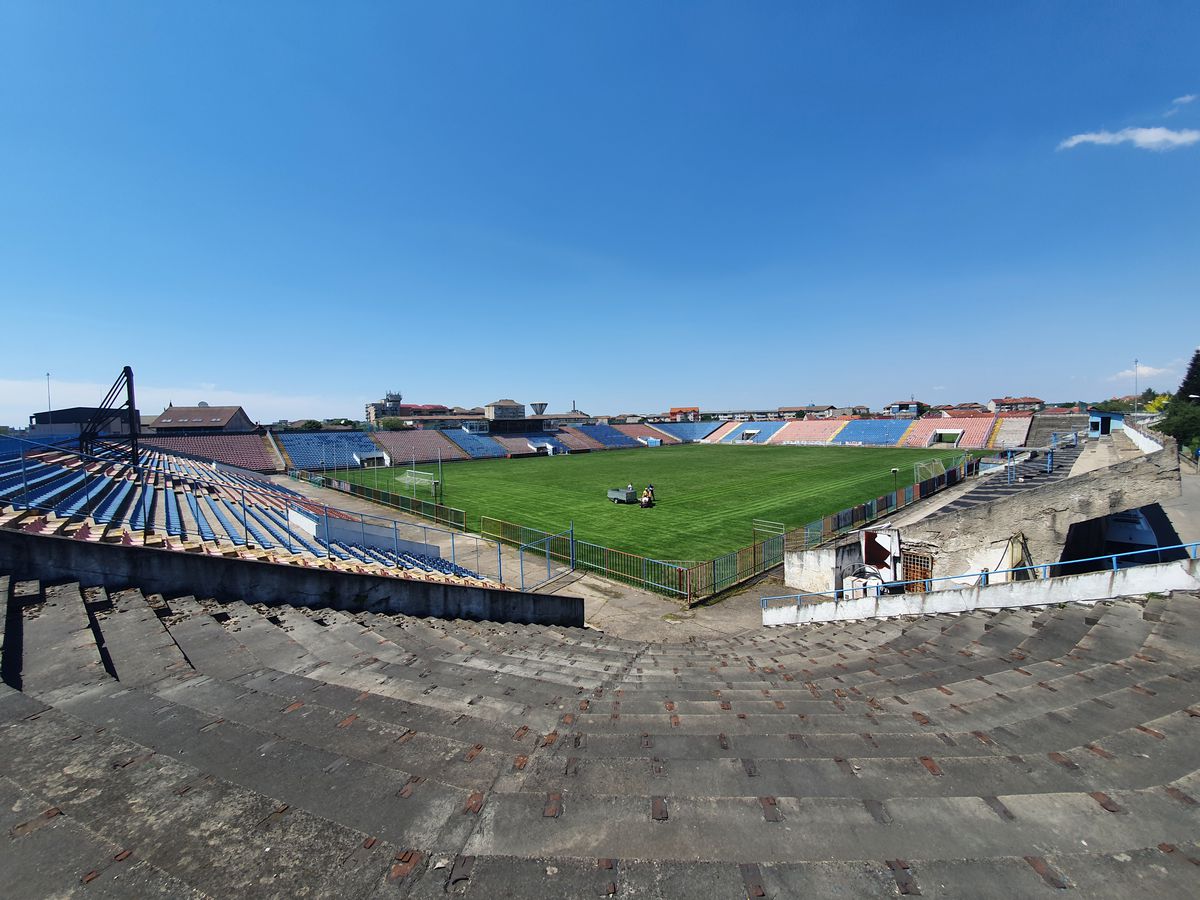 Trecutul cenușiu și prezentul colorat » Reportaj GSP la Oradea: „cade” vechiul stadion, va fi ridicat unul modern