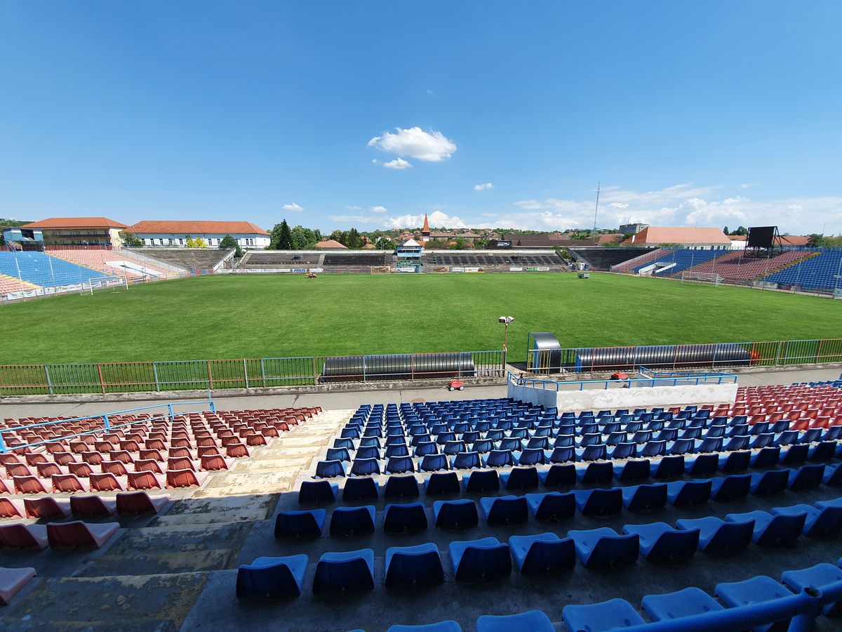 Trecutul cenușiu și prezentul colorat » Reportaj GSP la Oradea: „cade” vechiul stadion, va fi ridicat unul modern