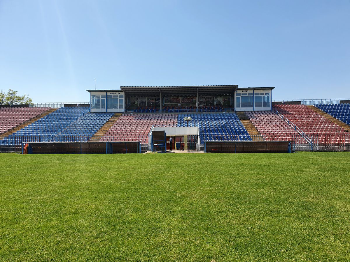 Trecutul cenușiu și prezentul colorat » Reportaj GSP la Oradea: „cade” vechiul stadion, va fi ridicat unul modern