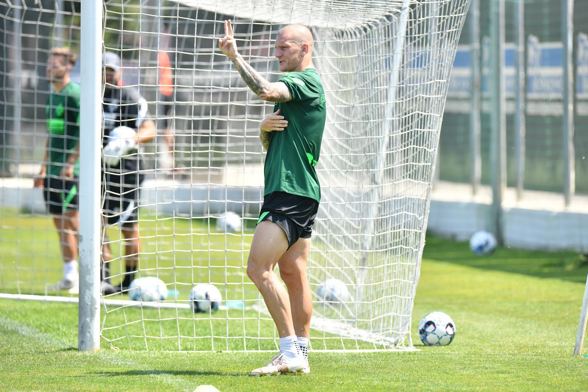 Prima conferință, primele ironii » Dinu Todoran, luat la țintă: „Degradarea fotbalului!”