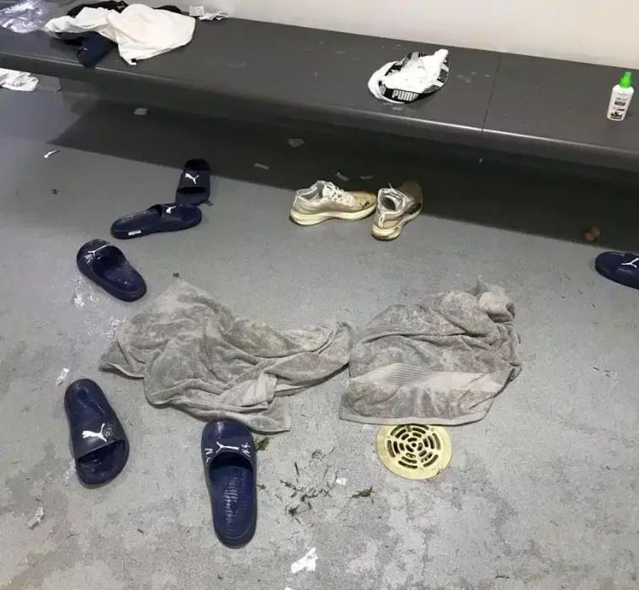 Dezastrul lăsat de italieni pe Wembley / FOTO: The Sun Englezii au publicat imaginile! Dezastrul lăsat de italieni în vestiar, după ce au devenit campioni europeni