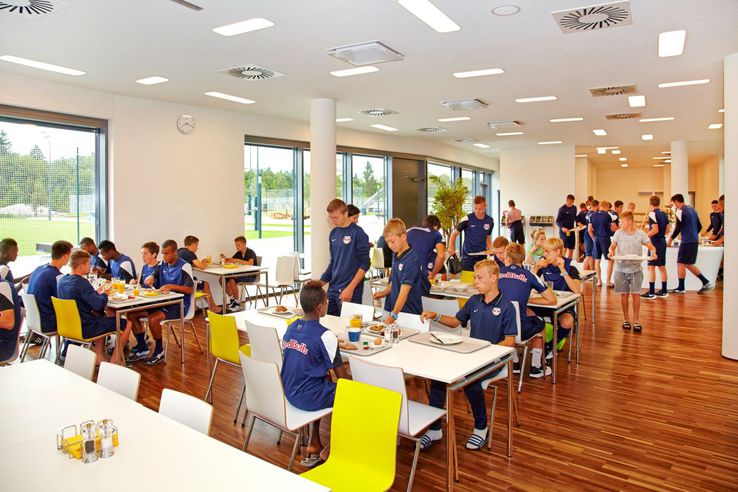 200 de puști din 7 țări se antrenează, locuiesc și trăiesc în Academia RB Salzburg, unde beneficiază de tot, inclusiv masă și educație