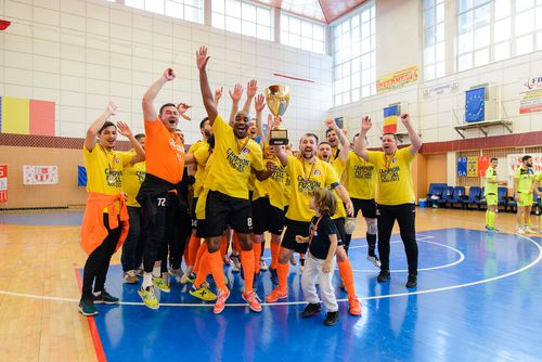 Pânzaru, în tricoul lui Imperial, la finala câștigată în campionat, contra lui United Galați, în luna aprilie. / FOTO – FACEBOOK Imperial Wet Futsal