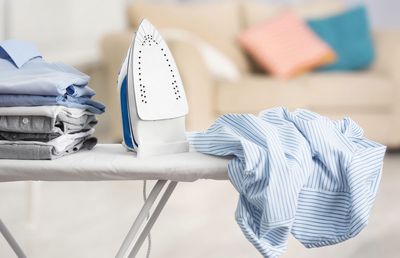 Cum trebuie să calci corect cămășile și pantalonii? Soluții simple și practice