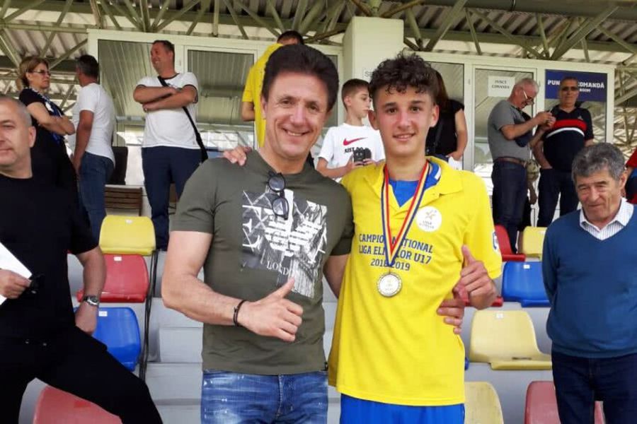 Gică Popescu, alături de fiul său Va ajunge Nicolas Popescu un fotbalist de top? Gică Popescu n-are dubii: „Hagi mi-a spus că au fost 3 genii la el în Academie”