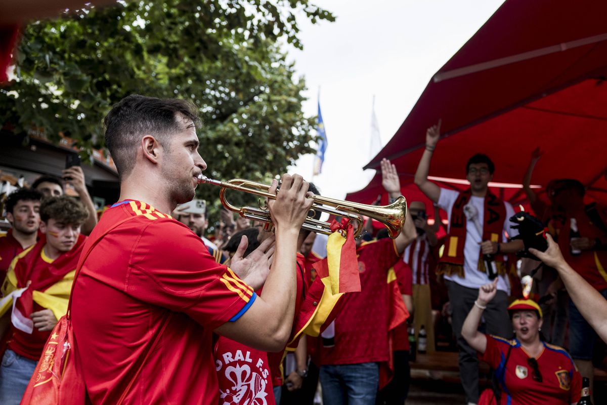 Spectacol pe străzile Berlinului înainte de Spania - Anglia » Cum s-au distrat fanii înainte de finala de la Euro 2024