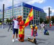 Spectacol pe străzile Berlinului înainte de Spania - Anglia