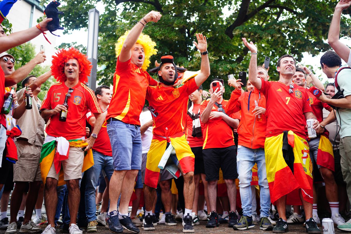 Spectacol pe străzile Berlinului înainte de Spania - Anglia » Cum s-au distrat fanii înainte de finala de la Euro 2024