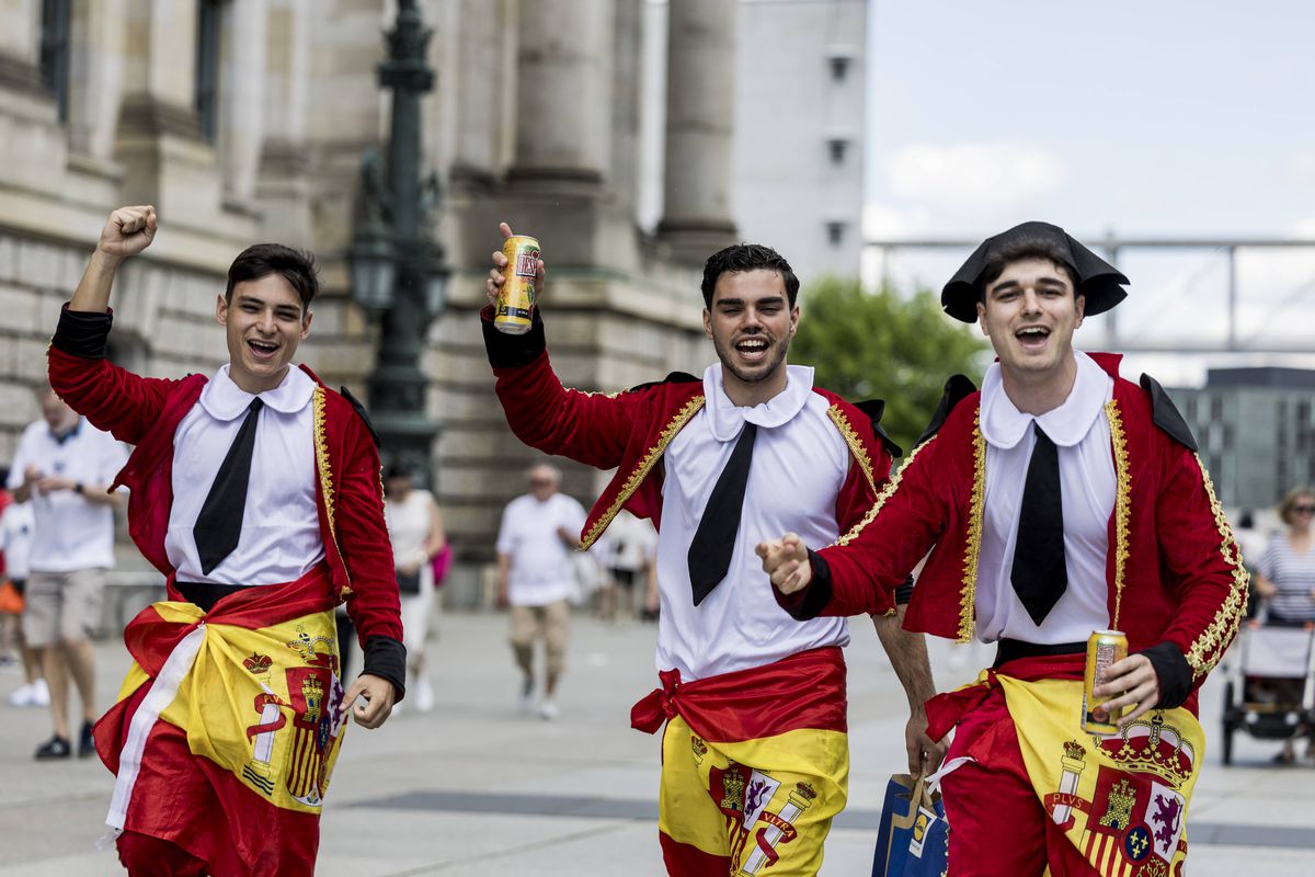 Spectacol pe străzile Berlinului înainte de Spania - Anglia » Cum s-au distrat fanii înainte de finala de la Euro 2024