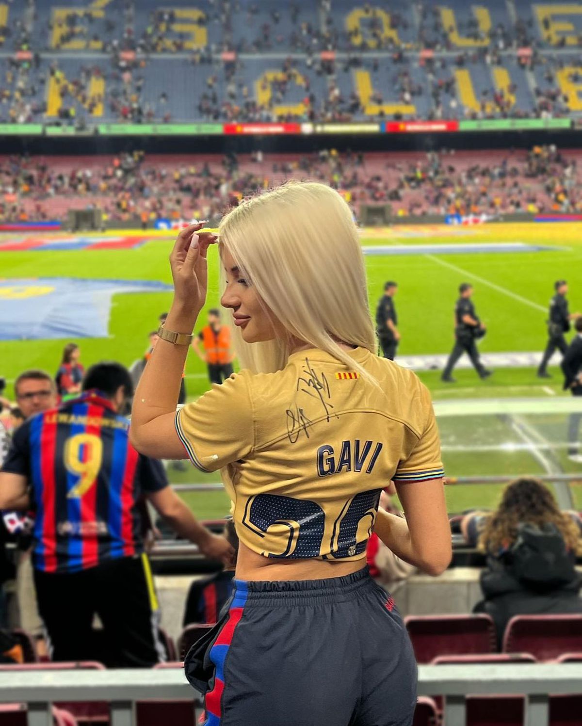 Cea mai sexy fană a Spaniei va fi pe stadion la finala cu Anglia » Frumoasa blondă face ravagii în tricoul „Furiei Roja”