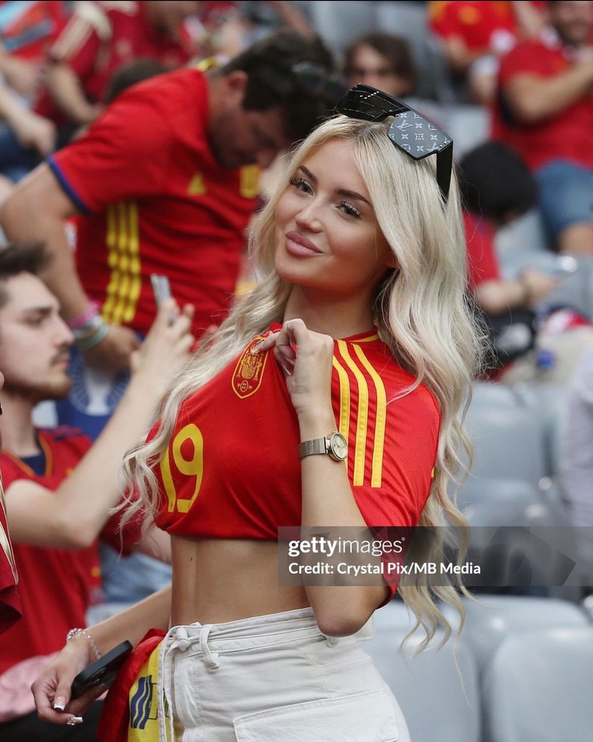 Cea mai sexy fană a Spaniei va fi pe stadion la finala cu Anglia » Frumoasa blondă face ravagii în tricoul „Furiei Roja”