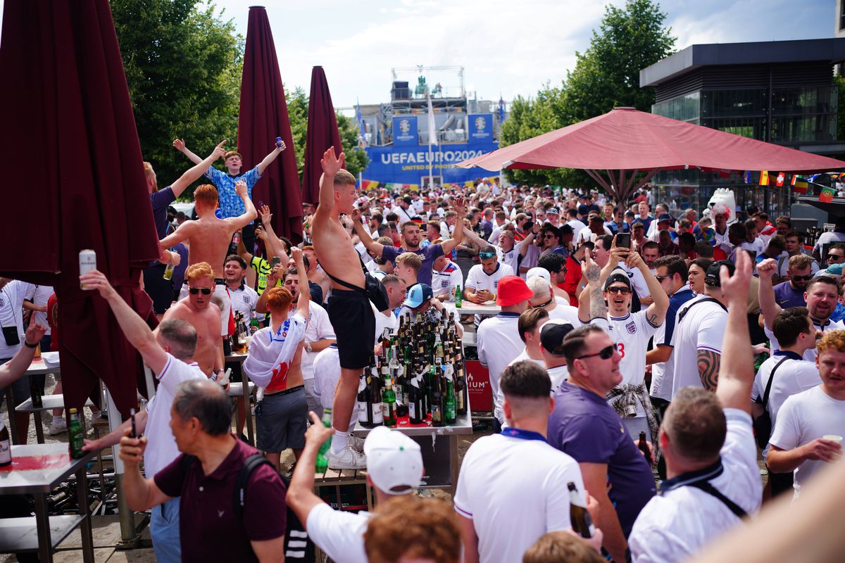 Spectacol pe străzile Berlinului înainte de Spania - Anglia » Cum s-au distrat fanii înainte de finala de la Euro 2024