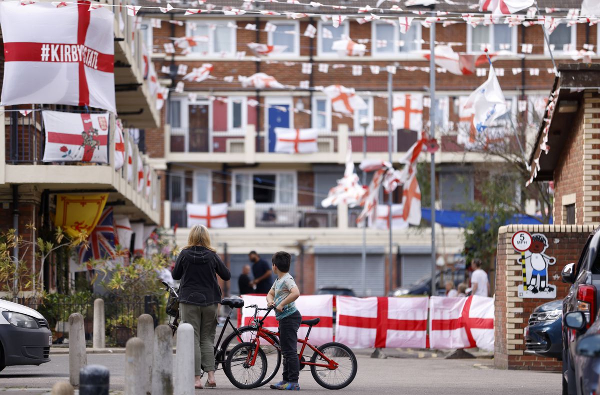 Spectacol pe străzile Berlinului înainte de Spania - Anglia