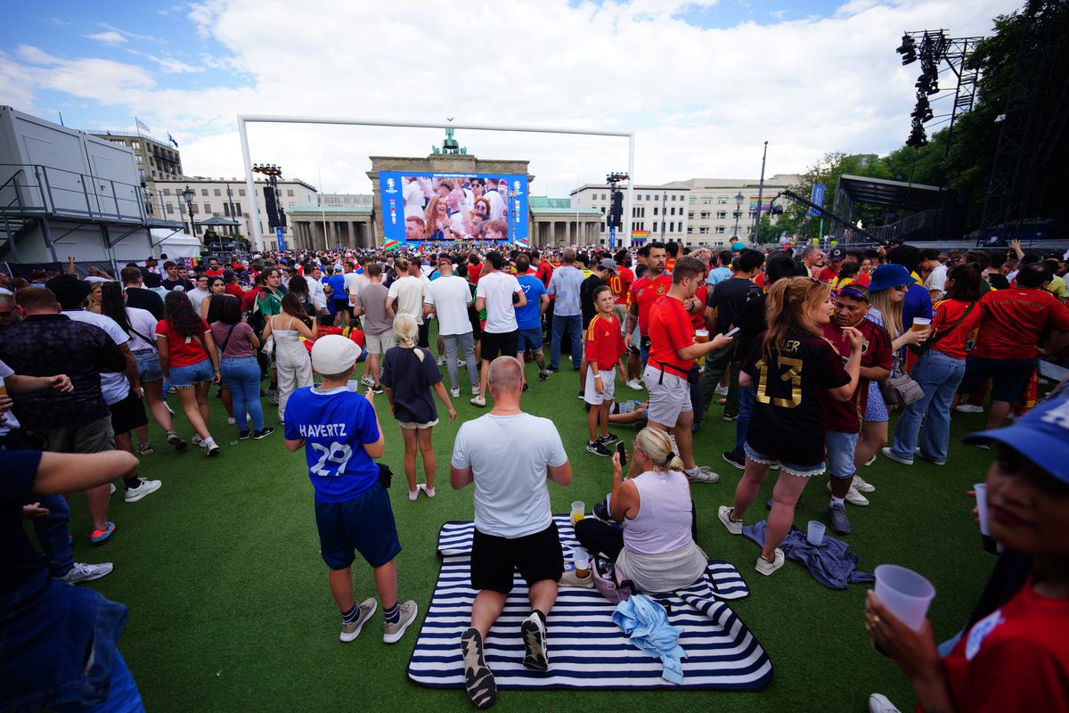 Spectacol pe străzile Berlinului înainte de Spania - Anglia