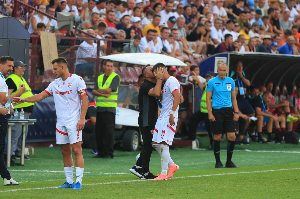 „Nu pot accepta asta” » Chiar înainte de derby, jucătorul plecat de la CFR Cluj la Rapid îl critică pe Dan Petrescu