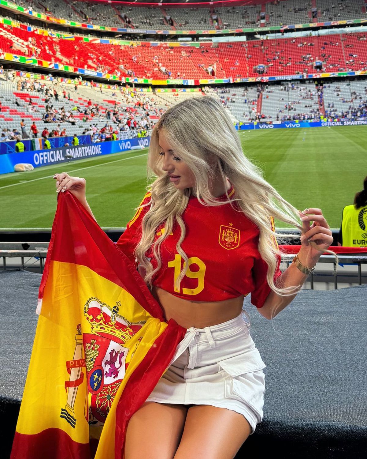 Cea mai sexy fană a Spaniei va fi pe stadion la finala cu Anglia » Frumoasa blondă face ravagii în tricoul „Furiei Roja”