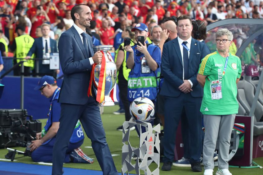 Giorgio Chiellini (39 de ani), căpitanul Italiei la Cmpionatul European din 2021, a fost cel care a dus trofeul pe gazon, înainte de startul finalei dintre Spania și Anglia.