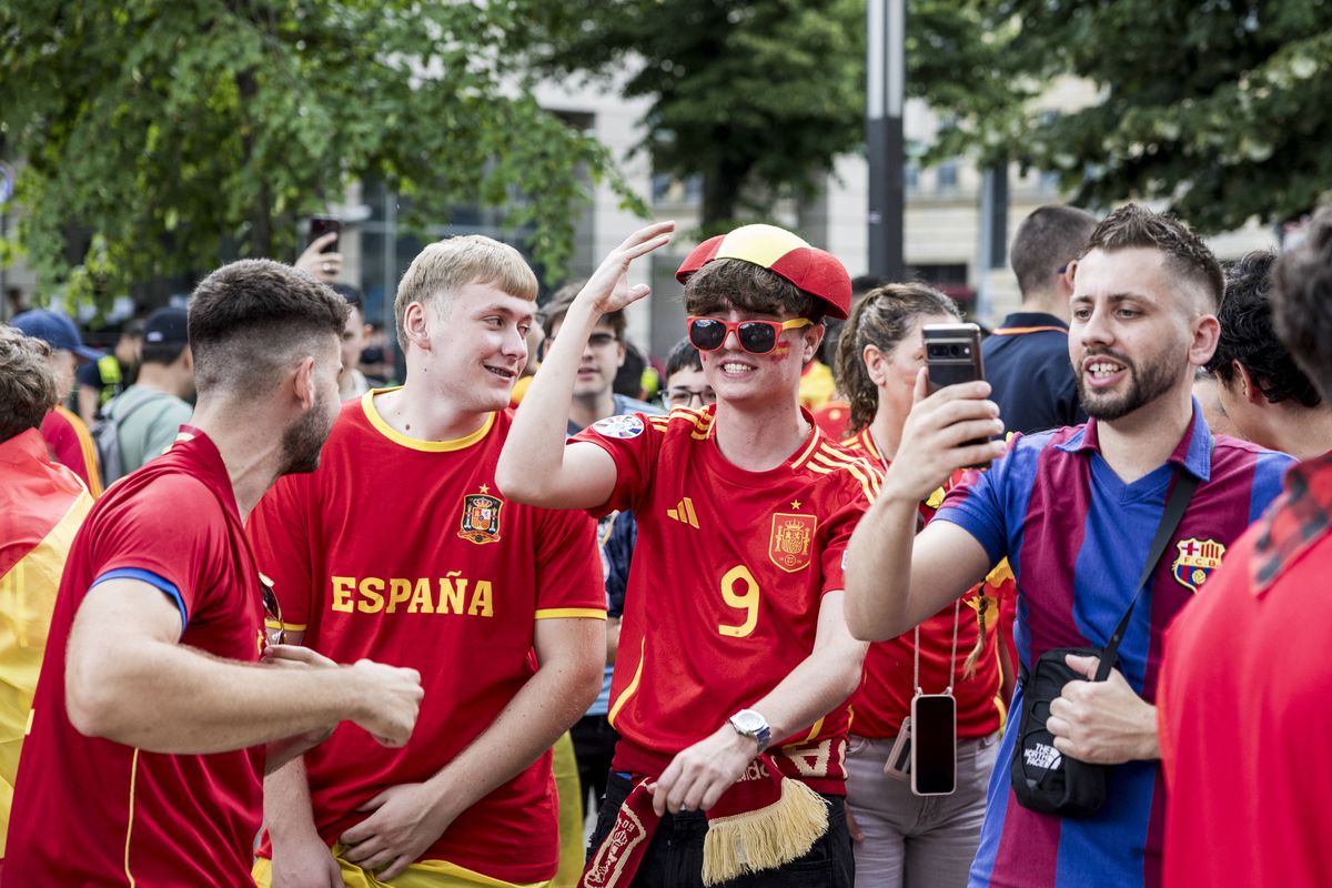 Spectacol pe străzile Berlinului înainte de Spania - Anglia » Cum s-au distrat fanii înainte de finala de la Euro 2024