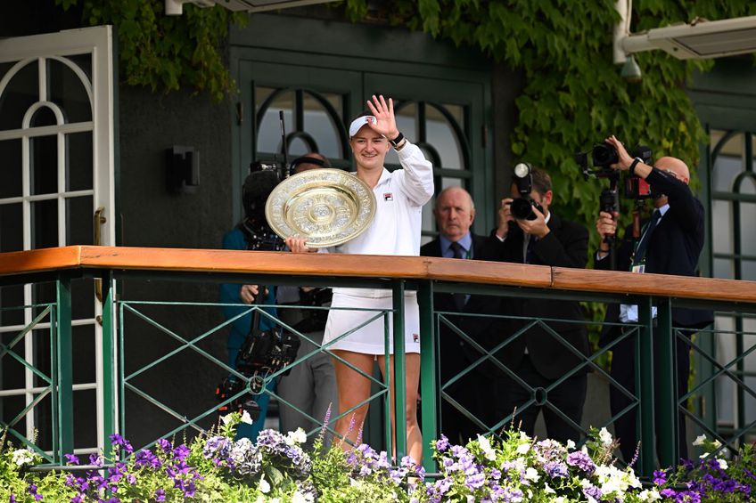 Barbora Krejcikova salutând publicul după victoria la Wimbledon 2024 Foto: Imago