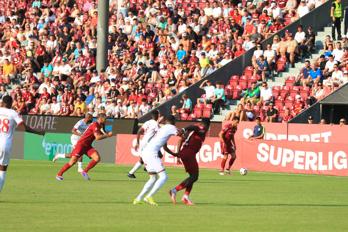 „Nu pot accepta asta” » Chiar înainte de derby, jucătorul plecat de la CFR Cluj la Rapid îl critică pe Dan Petrescu