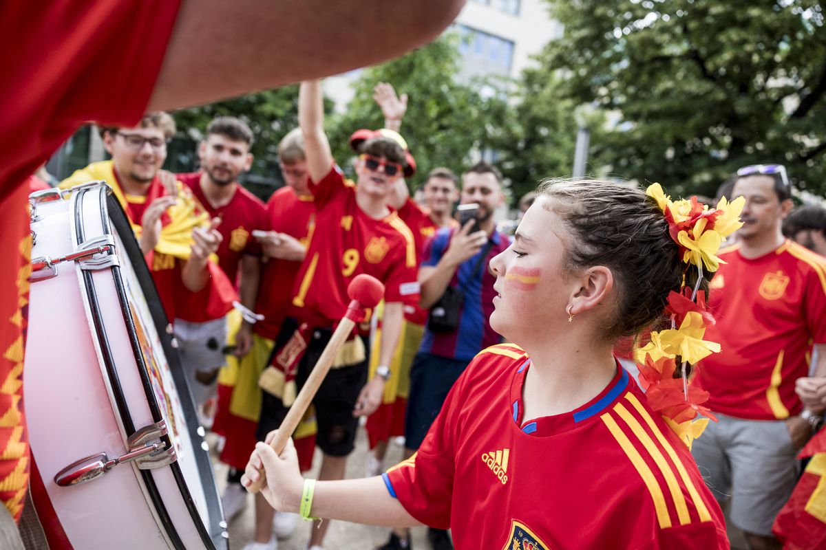 Spectacol pe străzile Berlinului înainte de Spania - Anglia » Cum s-au distrat fanii înainte de finala de la Euro 2024